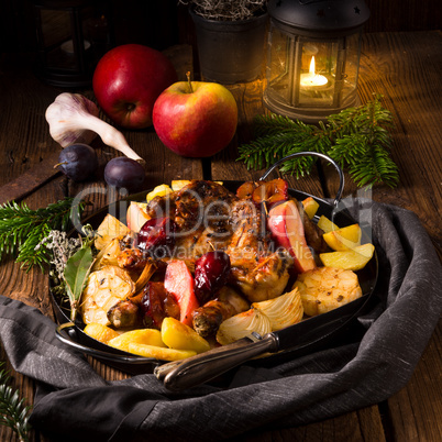 Chicken pieces with fruit and vegetables from the oven