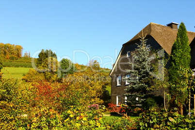 Haus mit Schiefer im Herbstlichen Hochsauerland