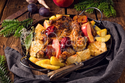 Chicken pieces with fruit and vegetables from the oven