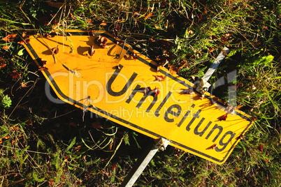 Schild im Gras