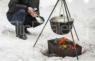 Winter picnic: in a pot over the fire to cook food.