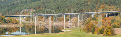 Brücke über einen Stausee