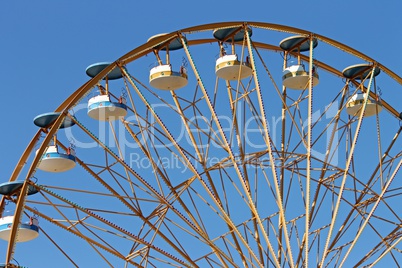 Riesenrad vor blauem Himmel