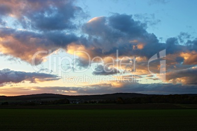 leuchtender Abendhimmel