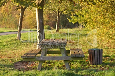 Ruhebank im Herbstwald