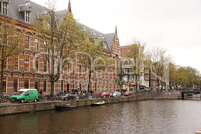 Wohnhäuser und Kanal im Zentrum von Amsterdam