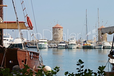 Windmühlen am Mandraki Hafen auf Rhodos