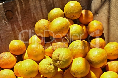 Apfelsinen in Holzkiste