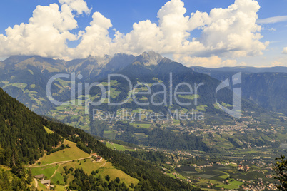 Blick in ein Tal in Südtirol bei Meran, Italien, view on a vall