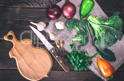 raw broccoli, onion, garlic and parsley