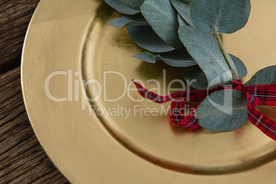 Leaf tied up with ribbon in a plate