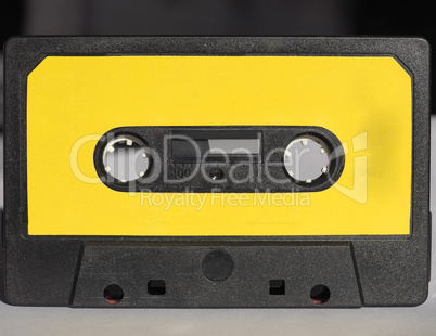 magnetic tape cassette