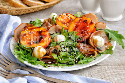 Salad of ham, nectarine and mozzarella