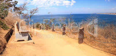 Hiking trails and benches above the coastal area of La Jolla Cov