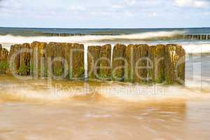 Brandung der Ostsee mit Buhnen in Langzeitbelichtung