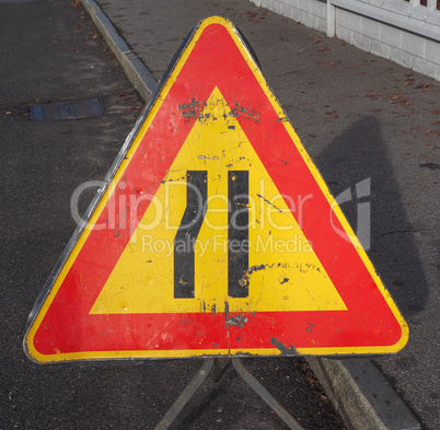 road narrows sign