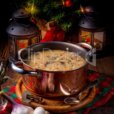 weihnachtliche Steinpilz-Walnuss Suppe