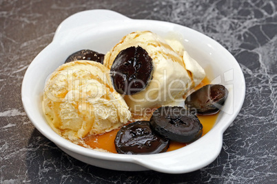 Vanille Eis mit schwarzen Nüssen in Sirup Vanille Eis mit schwarzen Nüssen in Sirup