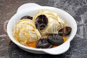 Vanille Eis mit schwarzen Nüssen in Sirup