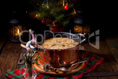 weihnachtliche Steinpilz-Walnuss Suppe