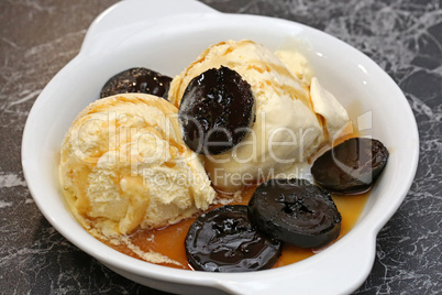 Vanille Eis mit schwarzen Nüssen in Sirup