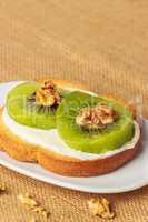 Toast with kiwi, cheese and walnuts