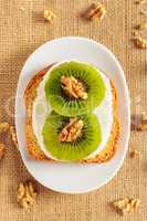 Toast with kiwi, cheese and walnuts