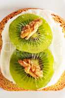 Toast with kiwi, cheese and walnuts