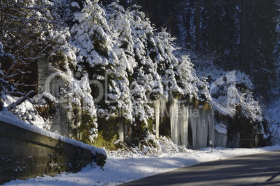 Eiszapfen an einer Strasse