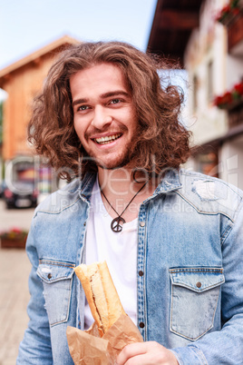 Glücklich mit einem frischen Baguette am Morgen