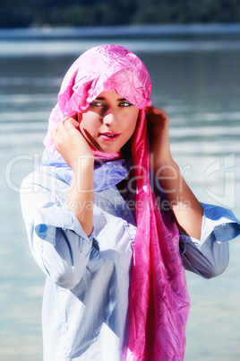 Junge Frau mit Kopftuch