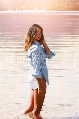 Junge blonde Frau im See stehend