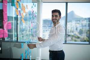 Male executive reading sticky note