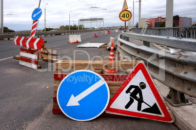 the repair of the roads, warning road repairs road signs