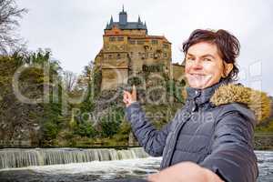 Woman points to the castle Kriebstein