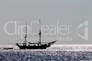 Segelschiff auf silber glänzendem Meer