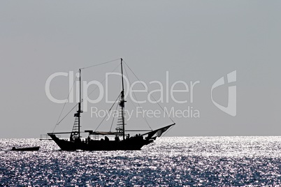 Segelboot auf glitzerndem Meer