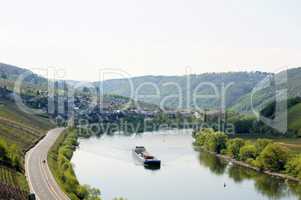 Mosel mit Schiff