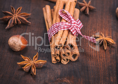 brown cinnamon sticks on a wooden table