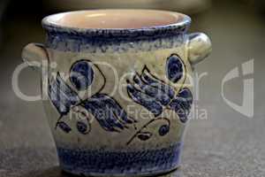 Keramiktopf in blau und weiss