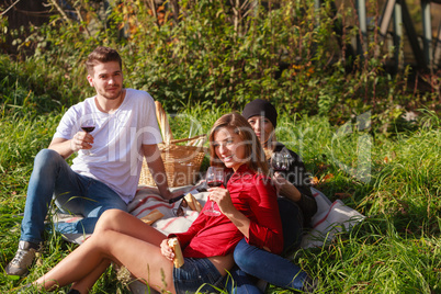 Freunde beim Wein trinken