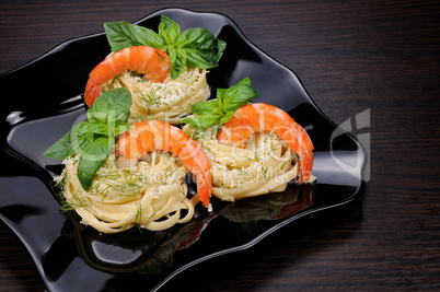 Nests of spaghetti with shrimp
