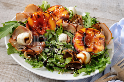 Salad of ham, nectarine and mozzarella