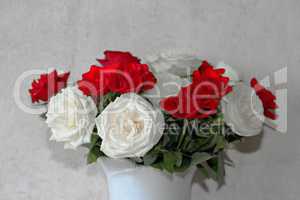 rote und weiße Rosen in der Vase