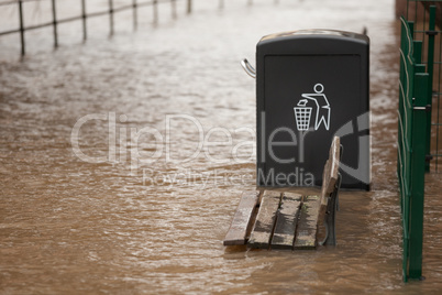 Überflutete Fußgängerpromenade