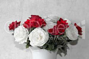 rote und weiße Rosen in der Vase