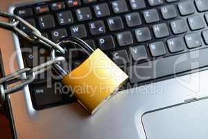 Datenschutz Sicherheit Kette mit Schloß im Internet