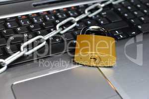 Datenschutz Sicherheit Kette mit Schloß im Internet