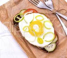 sandwich with fried egg and vegetables