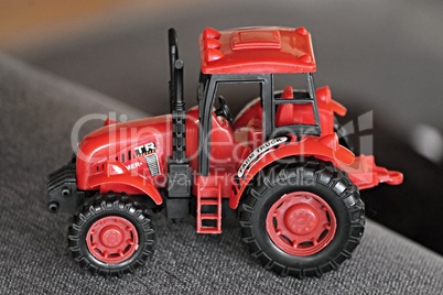 roter Traktor als Kinderspielzeug